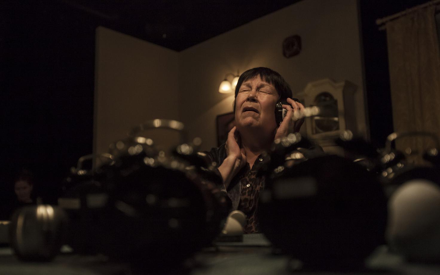 Tavaline inimene (Marika Vaarik) elab oma tavalises ruumis suhteliselt tavalist elu tavaliste asjade keskel, kuni suurem ruum, mis on akna taga, sekkub nii jõuliselt, et lööb selle tavalise elu uppi.