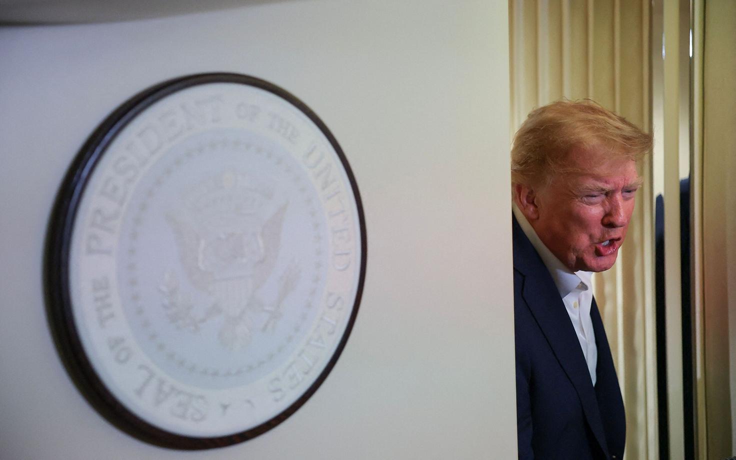 USA president Donald Trump oma lennukis ajakirjanikega vestlemas.