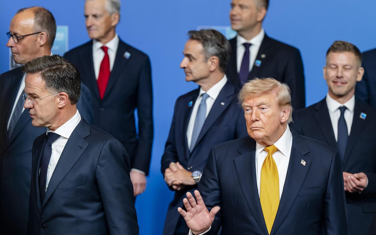 USA president Donald Trump NATO tippkohtumisel koos teiste riikide liidritega ühispildiks valmistumas.