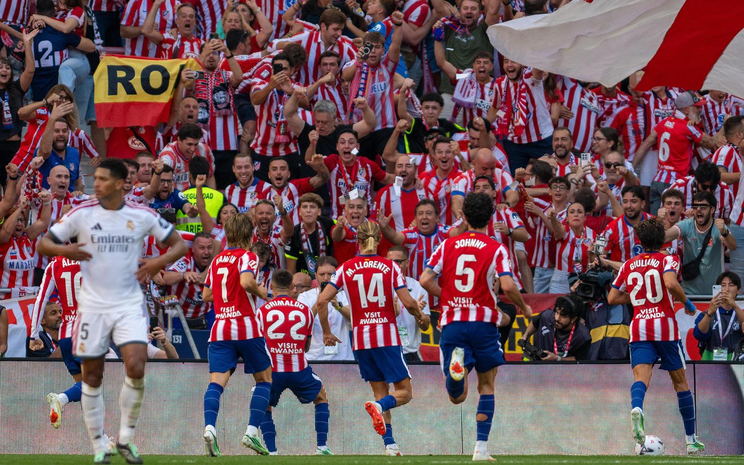 Madridi Atletico mängijad fännidega tähistamas