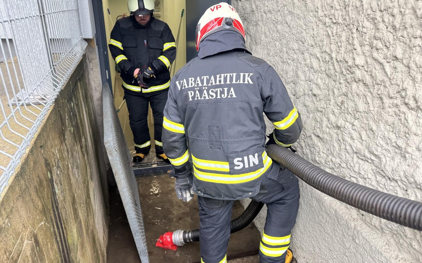 Vabatahtlikud päästjad Pärnu üleujutuse ajal elanikele abi andmas.