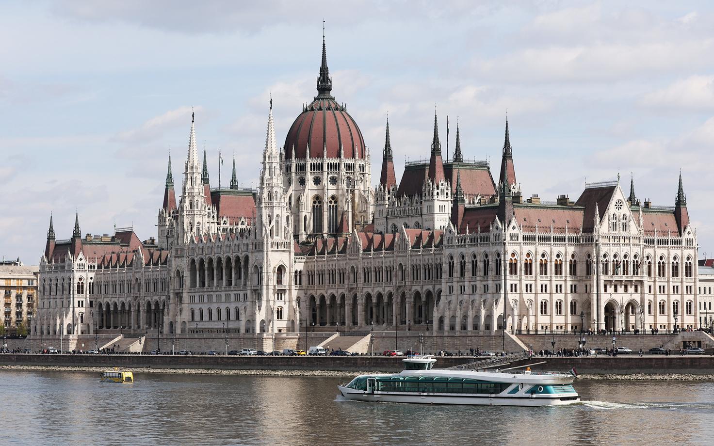 Здание парламента Венгрии на берегу реки Дунай.