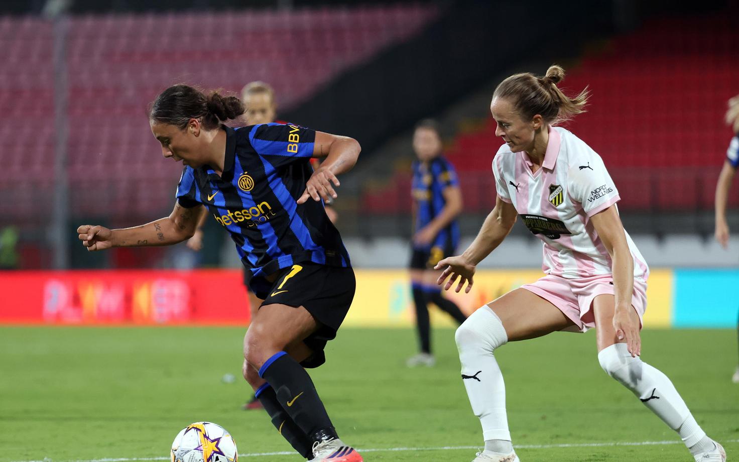 Aivi Luik (at right) in action against Inter.