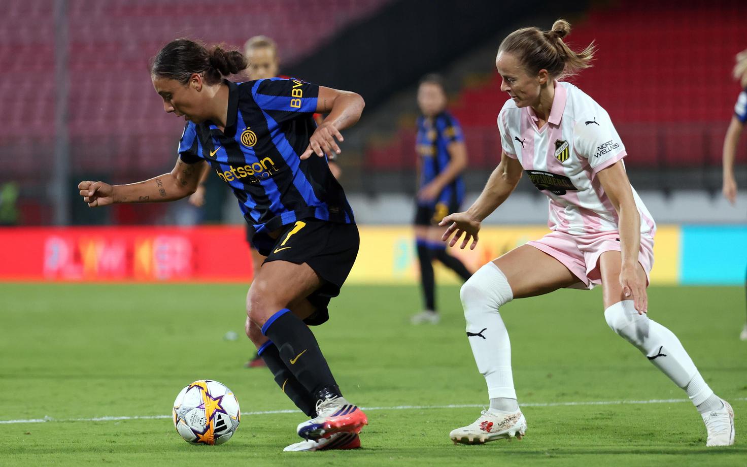 Aivi Luik (paremal) mängus Milano Interi vastu