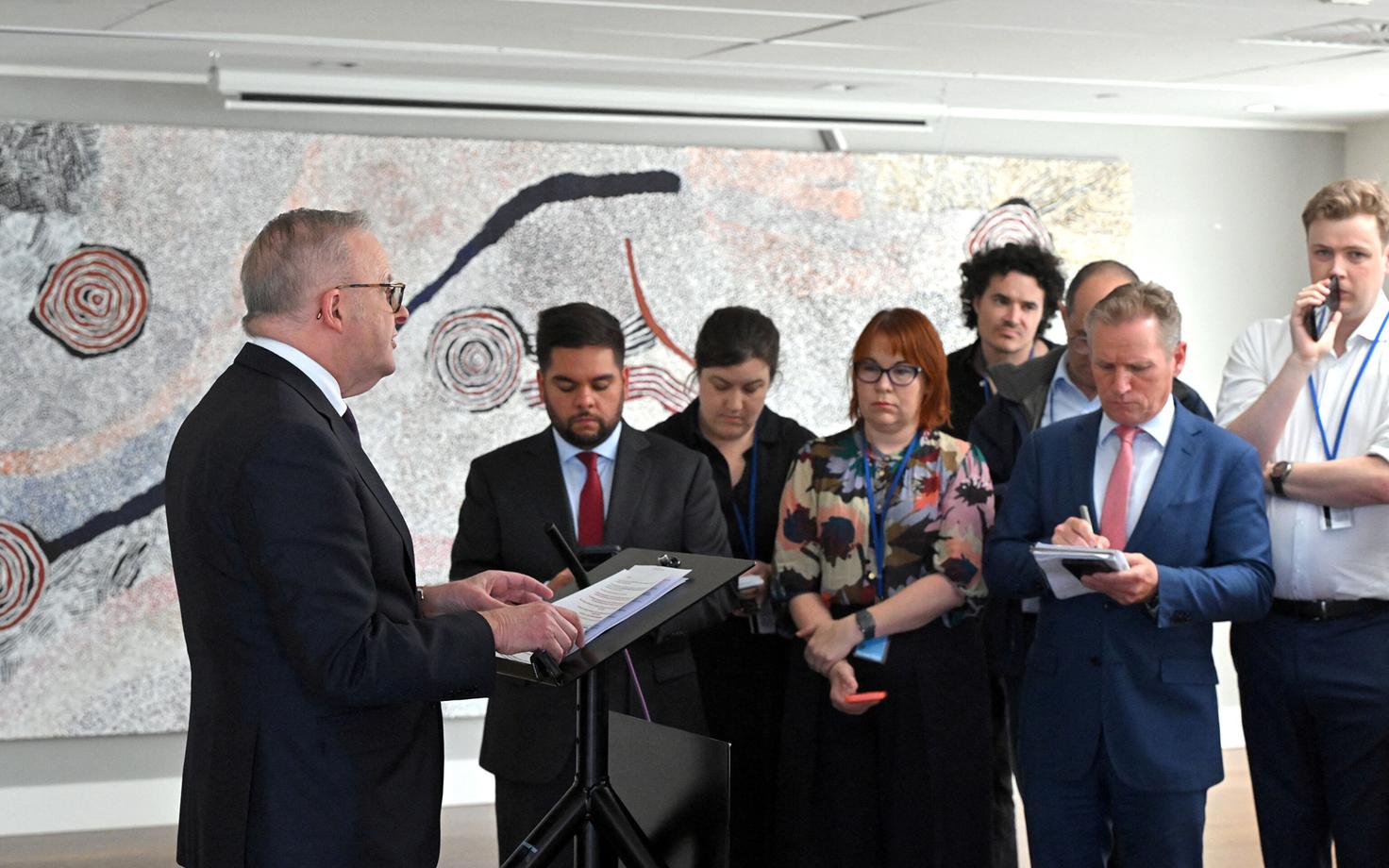 Austraalia peamnister Anthony Albanese ÜRO-s ajakirjanikele AI-agendi häkkimisest teatamas.
