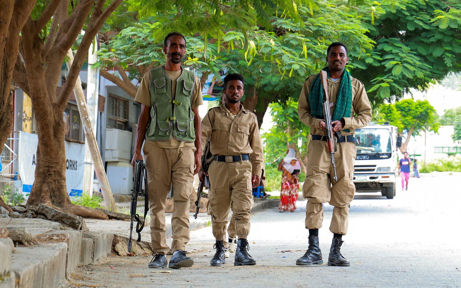 Tigray vägede liikmed patrullimas tänaval