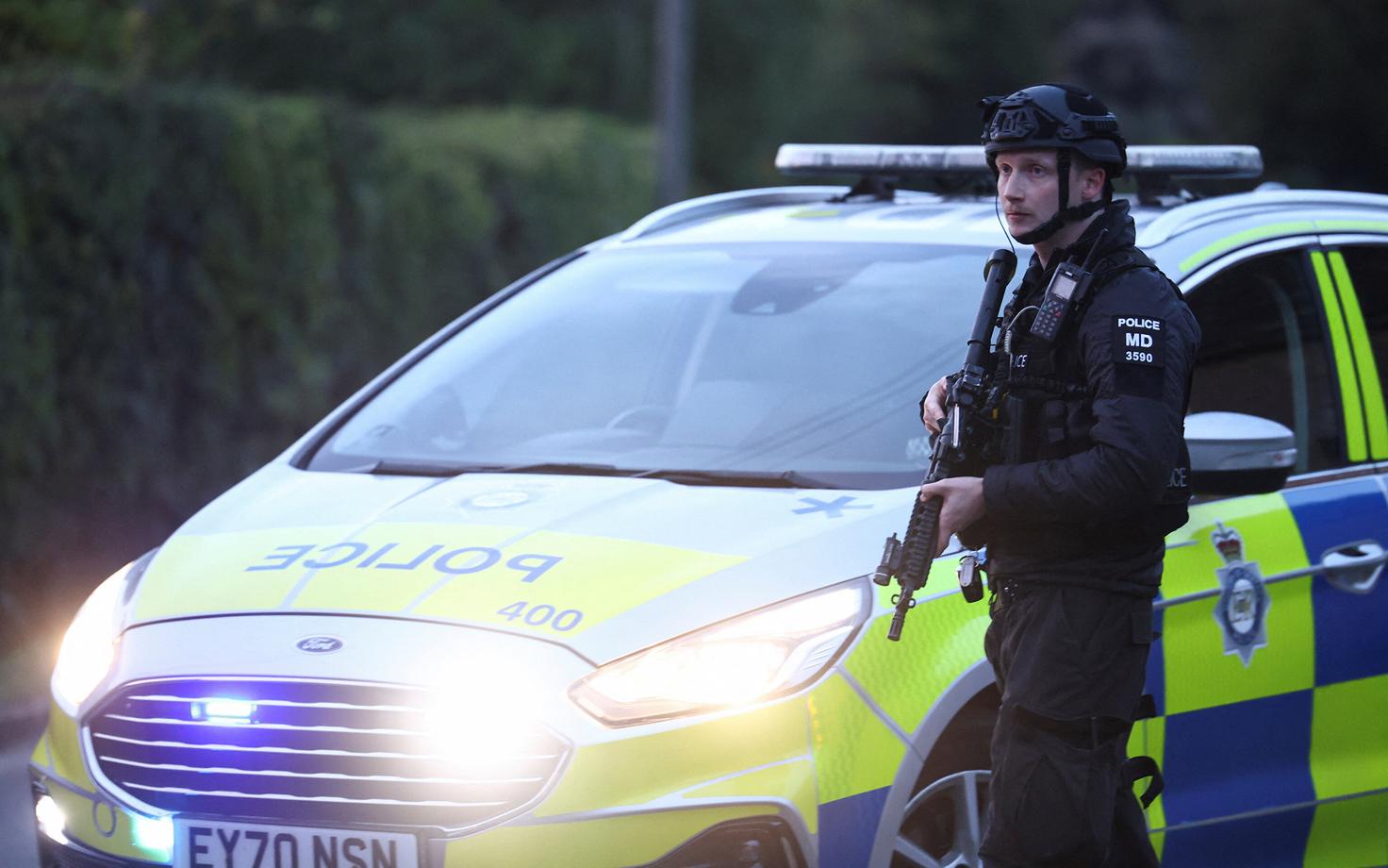 Briti politseinik Fairfordi sõjaväebaasi lähedase teetõkke juures.