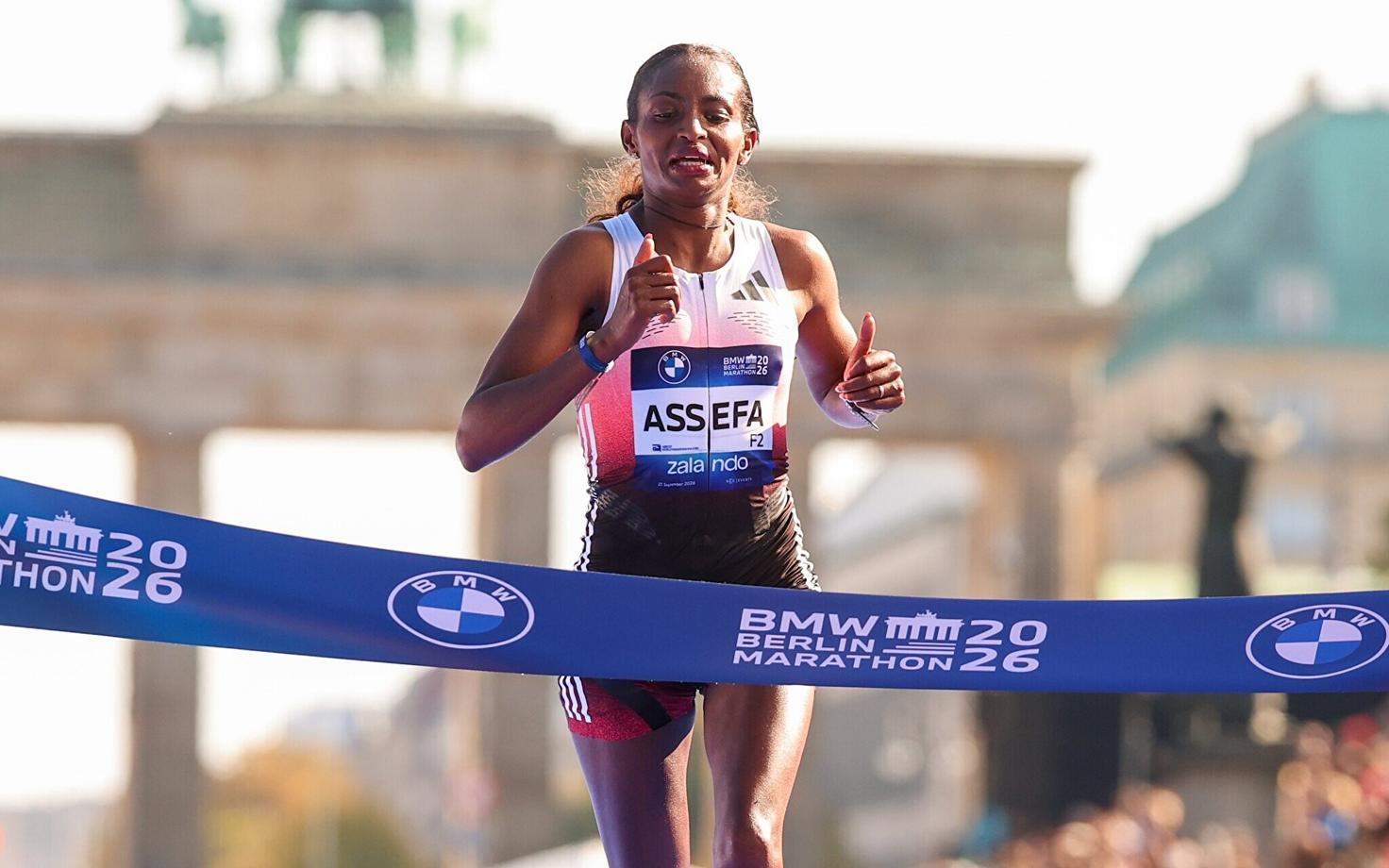 Tigst Assefa Berliini maratoni finišis.