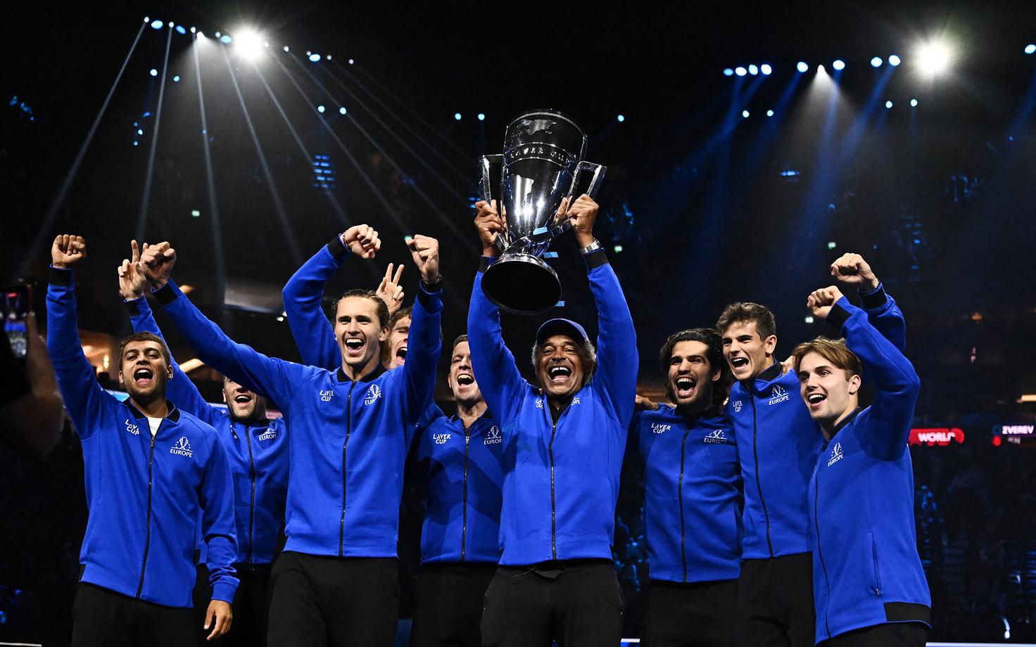 Prantsusmaa tenniselegend Yannick Noah (karikaga) juhendas Euroopa koondise võidule