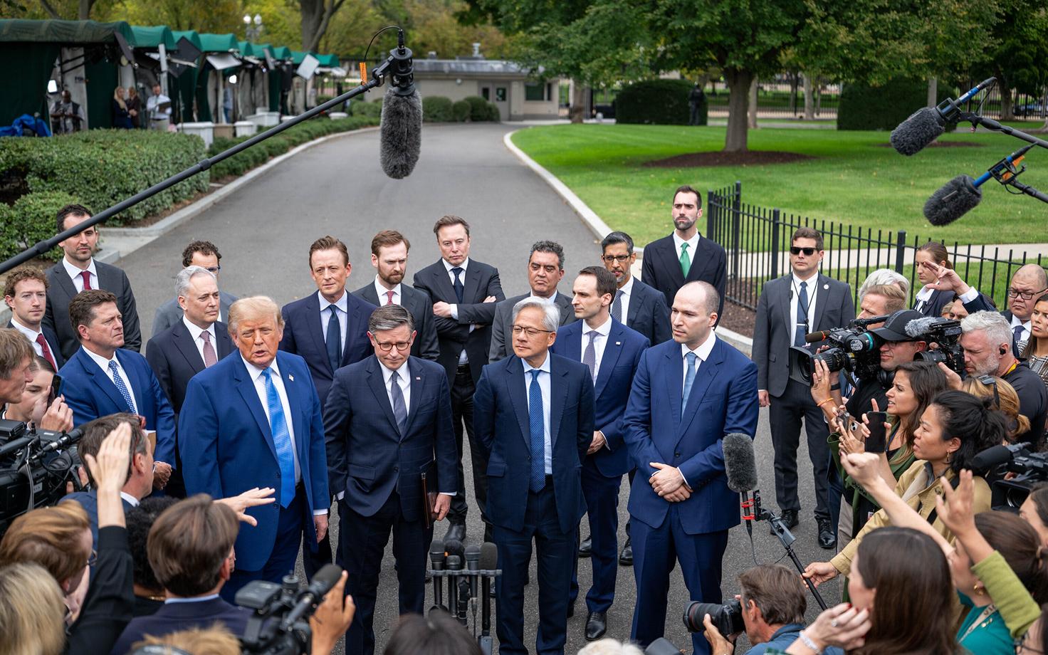 USA president Donald Trump koos tehnoloogiaettevõtete juhtidega Valge Maja juures ajakirjanikega rääkimas.