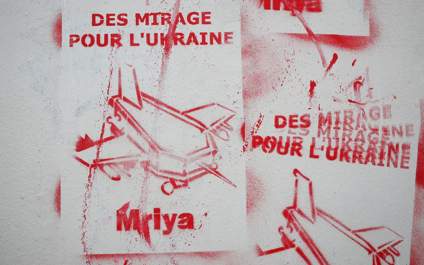 Hävitajate Mirage Ukrainale andmist toetav graffity Pariisis.