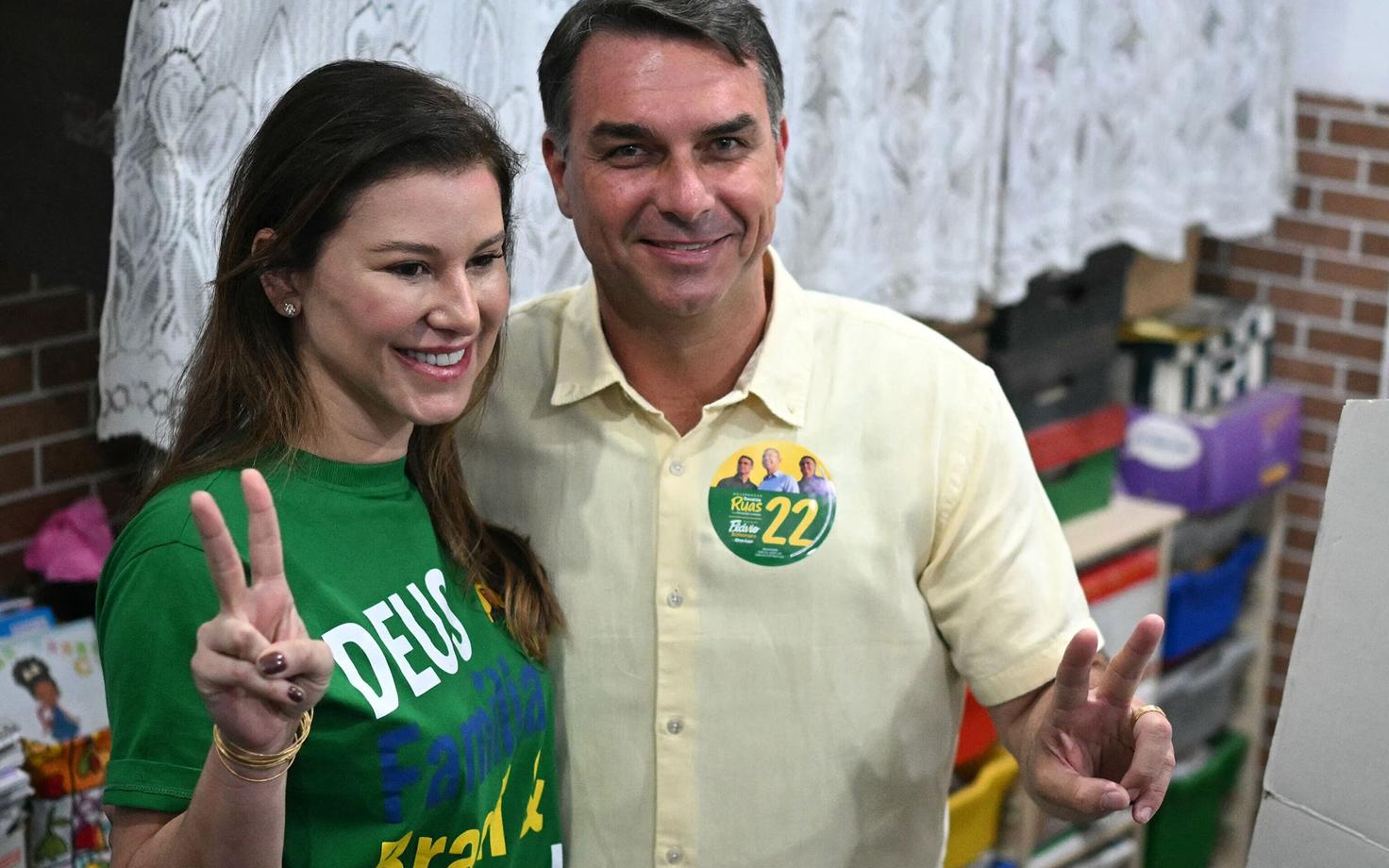 Brasiilia presidendivalimiste esimese vooru üllatuslikult võitnud Flavio Bolsonaro koos oma abikaasa Fernandaga.