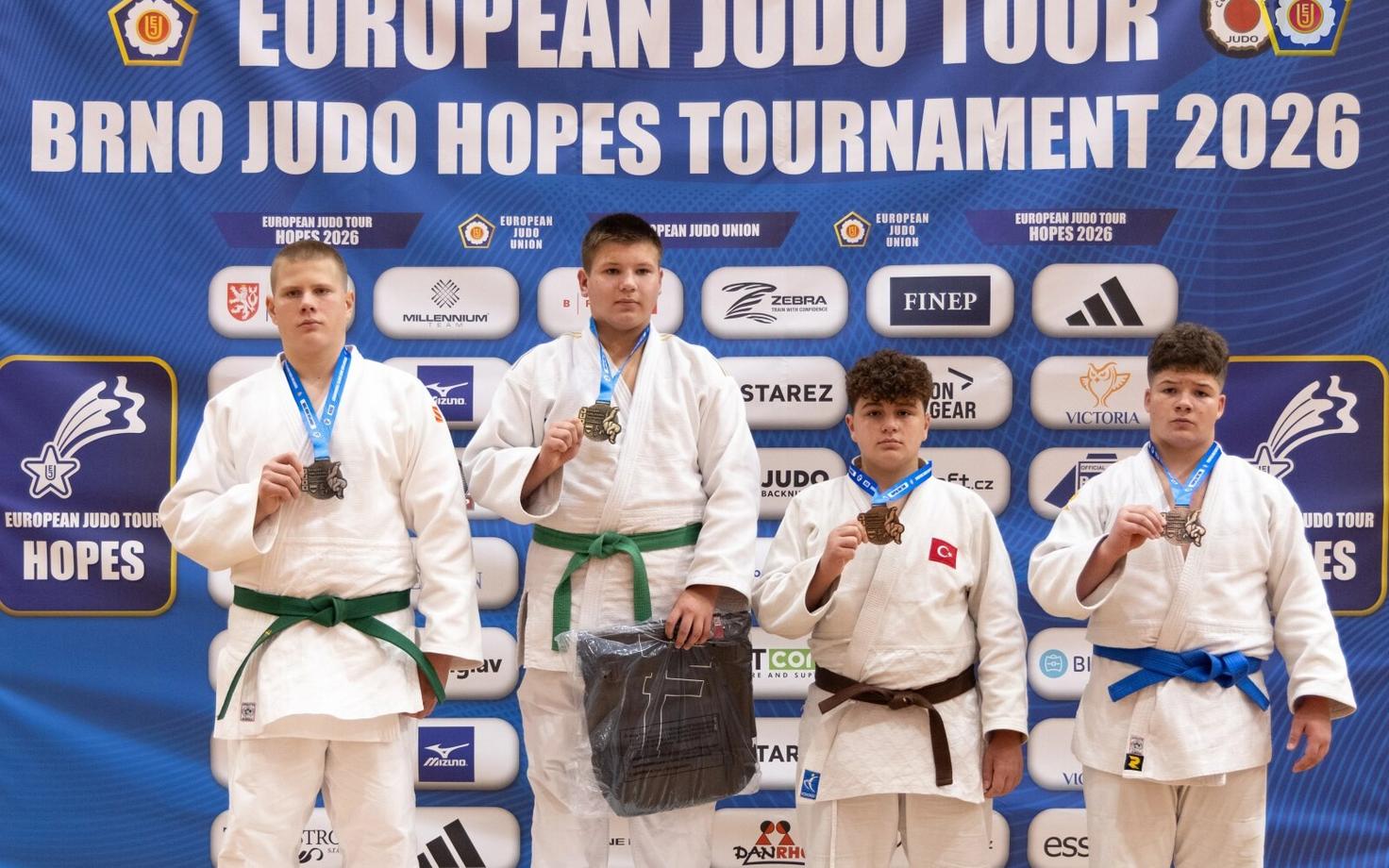 Joosep Saaremets vasakul