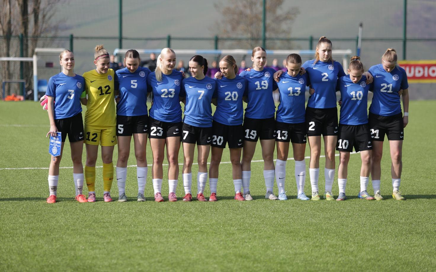 Eesti U-19 jalgpallinaiskond enne mängu San Marino vastu