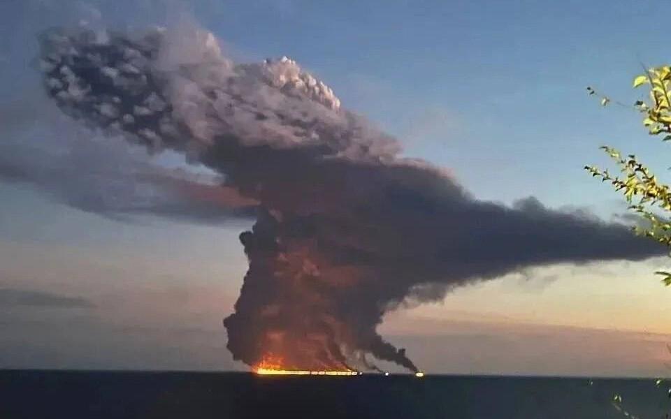 Sotši lähedal droonirünnakus süttinud Vene varilaevastiku tanker.