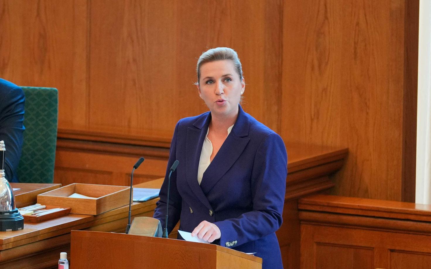 Taani peaminister Mette Frederiksen parlamendis kõnet pidamas.