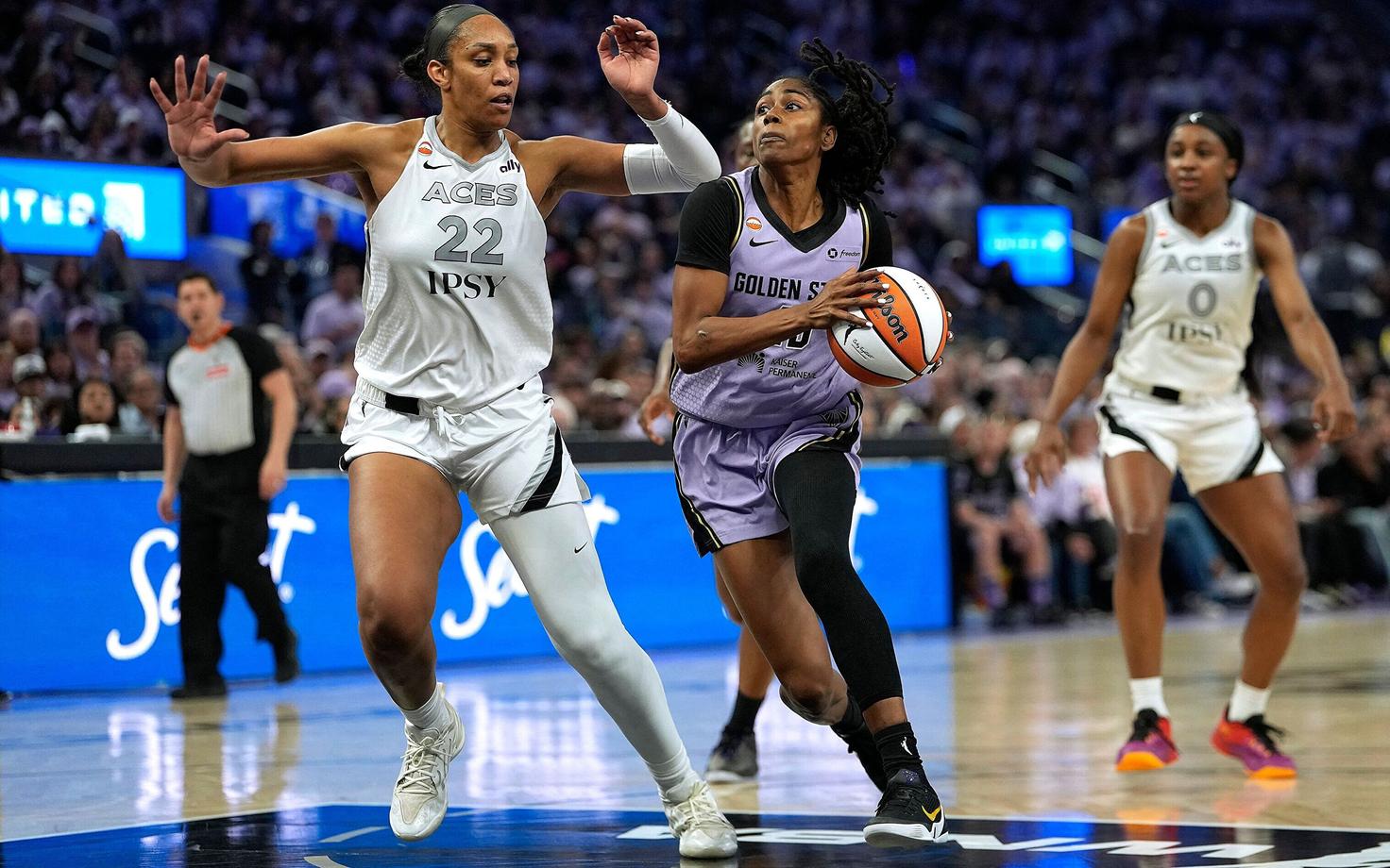Tiffany Hayes (palliga) läbimurdel A'ja Wilsoni vastu