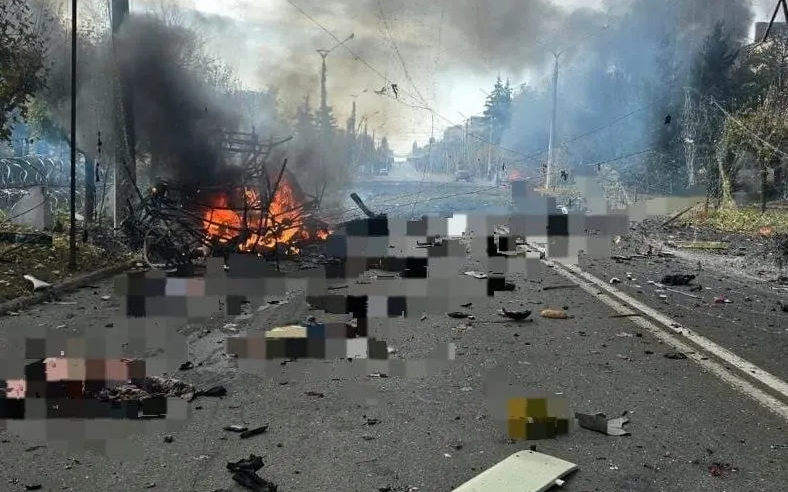Vene õhulöögis hävinud buss Kramatorskis ja surnukehad selle ümber.