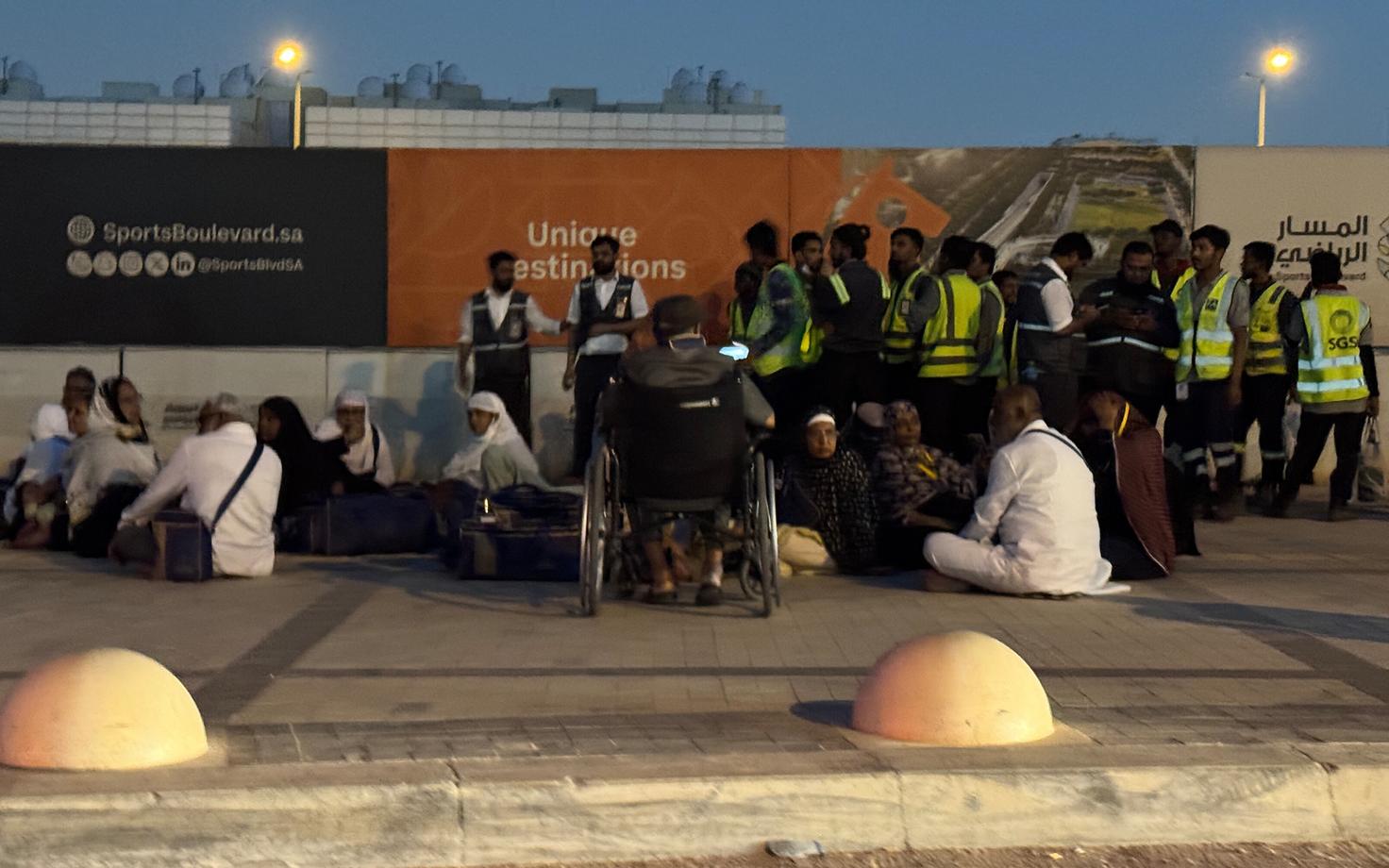 Inimesed metroojaamas teel Saudi Araabias Riyadhis asuvasse rahvusvahelisse lennujaama.