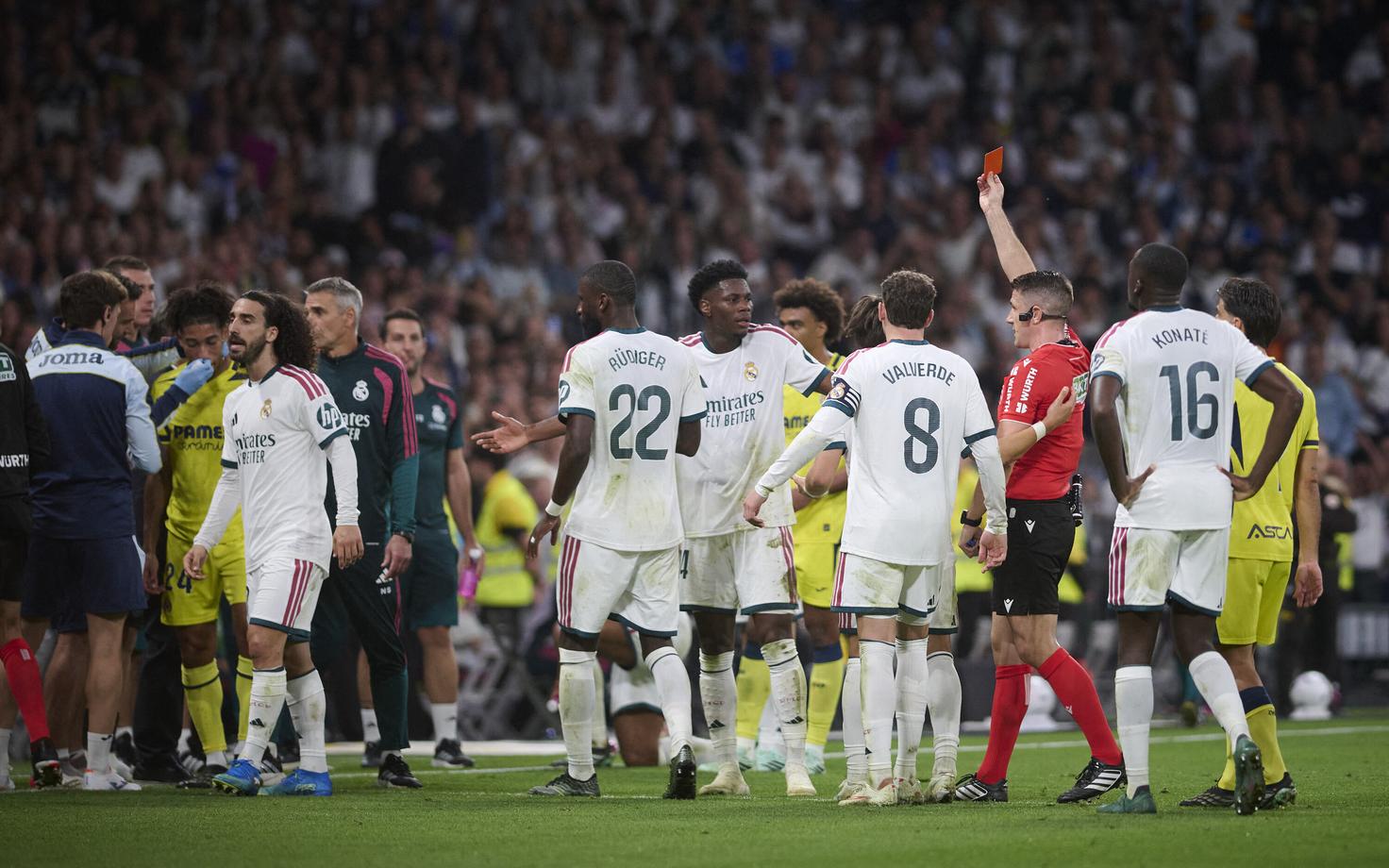 Kohtunik Diaz de Mera näitab Vinicius Juniorile punast kaarti
