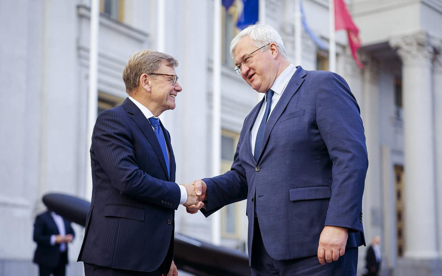 Skasa välisminister Johann Wadephul tervitamas oma Ukraina kolleegi Andri Sõbihat.