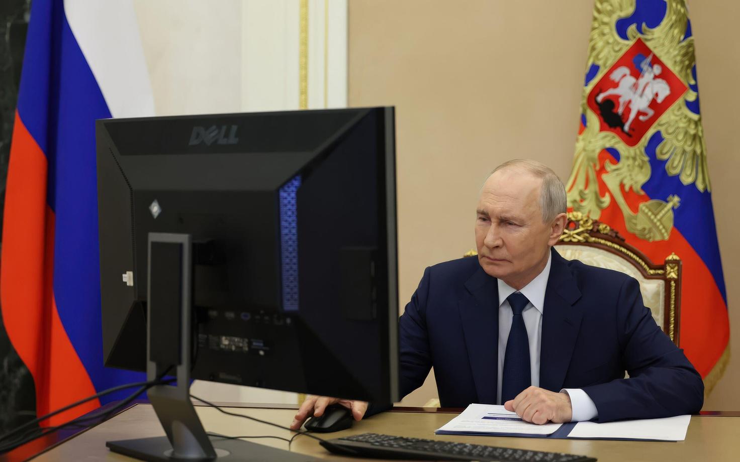Vene režiimi juht Vladimir Putin arvtiekraani taga.