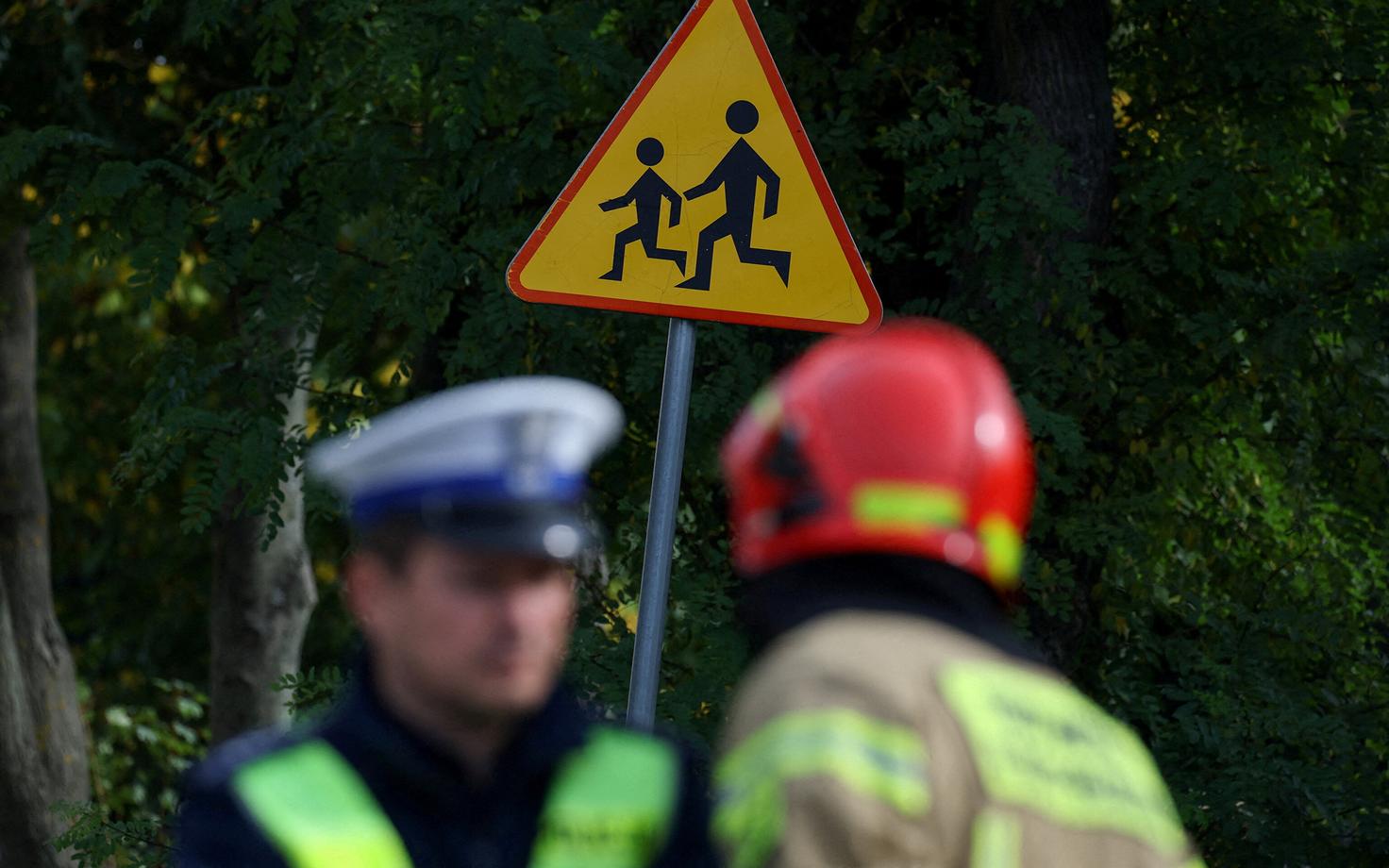 Poola politseinik ja päästja rünnaku alla sattunud kooli lähistel.
