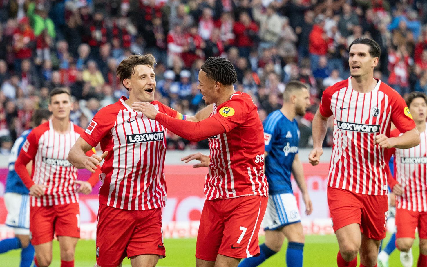 Freiburgi mängijad väravat tähistamas