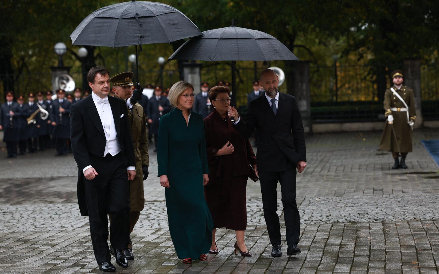 Ülle Madise saabumine Toompeale ametivannet andma.