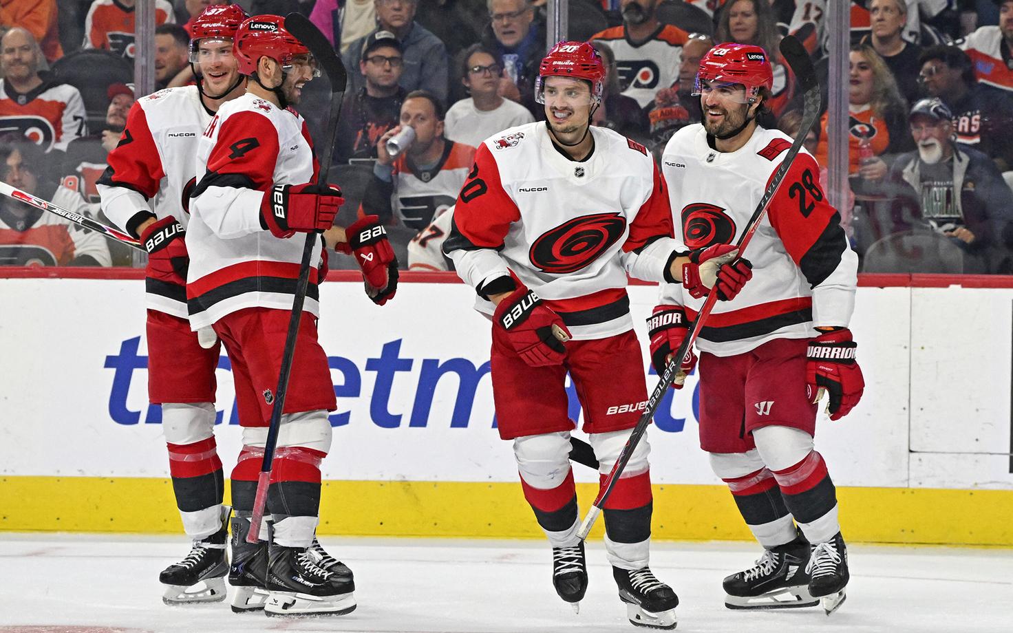 Sebastian Aho (keskel) koos tiimikaaslastega väravat tähistamas