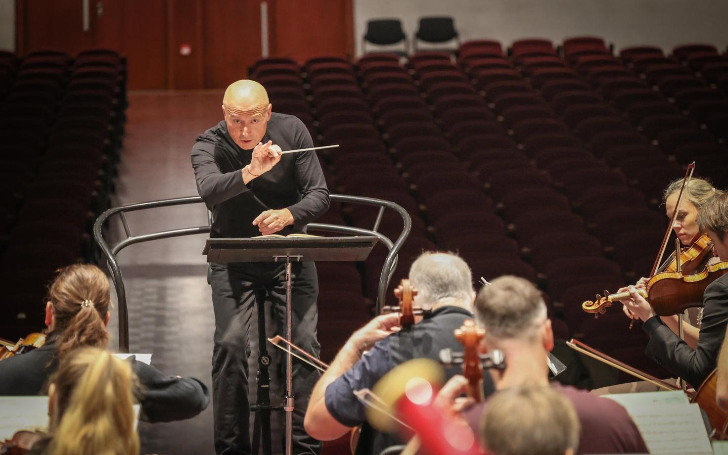 Conductor Paavo Järvi and the Estonian Festival Orchestra.