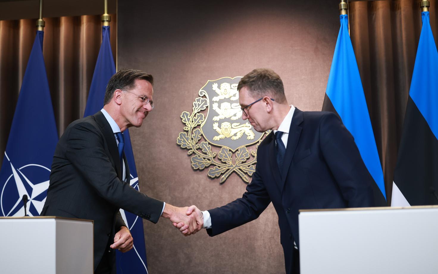 Mark Rutte ja Kristen Michal pressikonverentsil