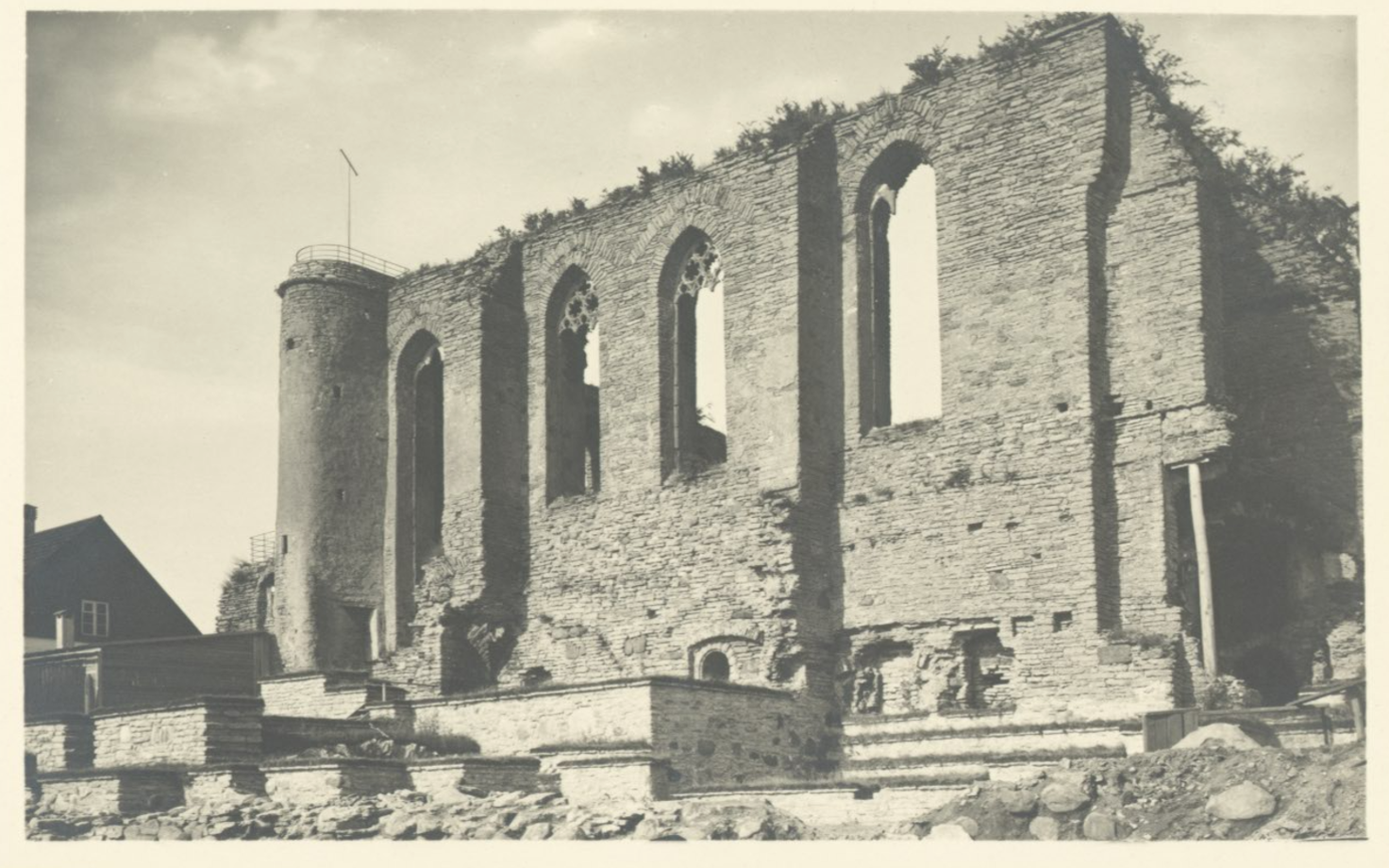Флаг на руинах монастыря св. Бригитты в 1930-е годы.