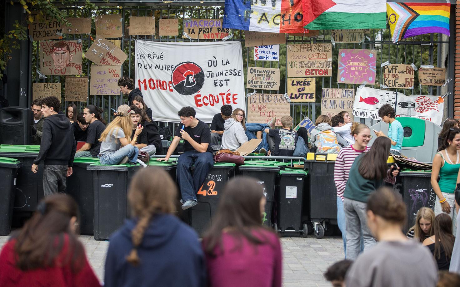 Meeleavaldajad blokeerimas Toulouse'i kesklinnas Saint-Sernini lütseumi sissepääsu.