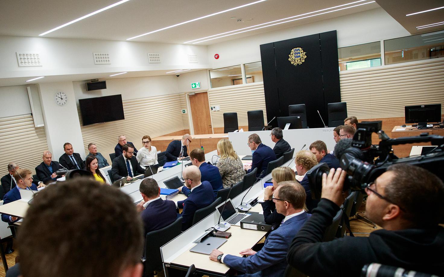 Süüdimõistva otsuseta kuritegelikku vara konfiskeerides ei tohi inimest kurjategijaks nimetada, ka vihjamisi mitte. Pildil Tallinna Sadama kohtuprotsessi algus.