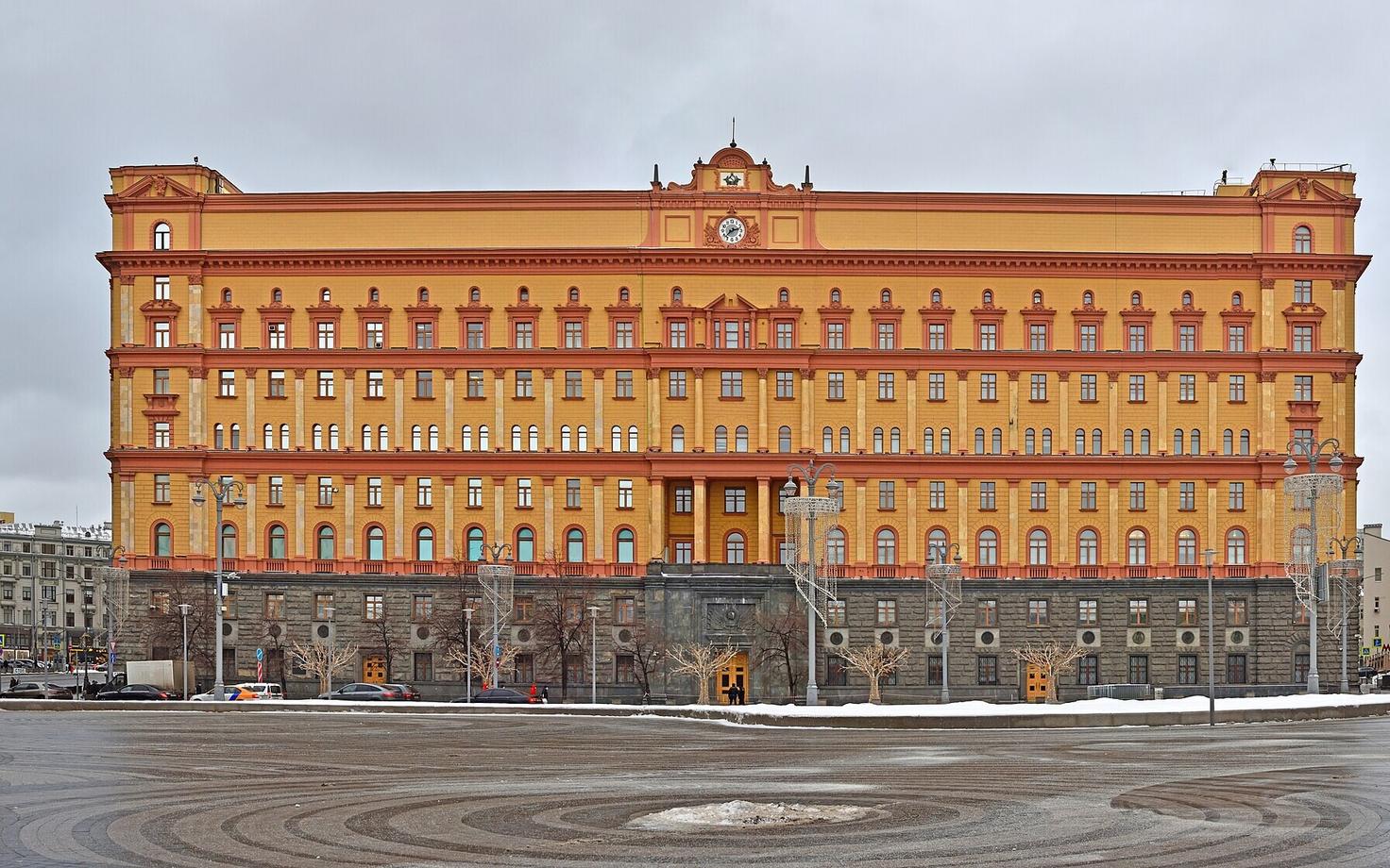 Здание штаб-квартиры ФСБ на Лубянской площади в Москве.