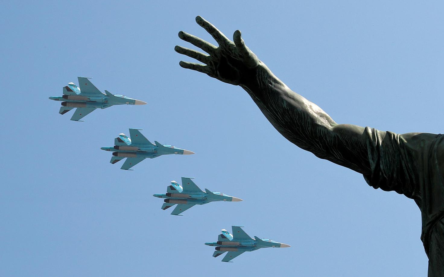 Российские бомбардировщики Су-34 над Москвой во время парада Победы.