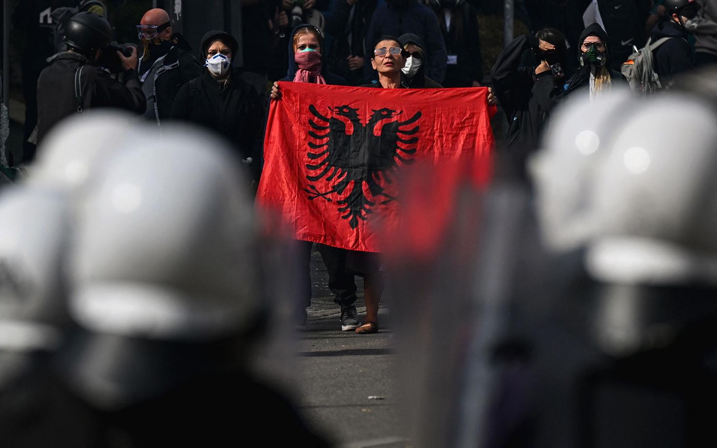 Meeleavaldaja hoiab Tiranas valitsusvastase protesti ajal Albaania lippu