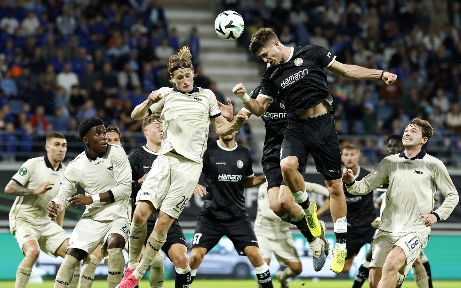 Maksim Paskotši (mustas) ja Aarhausi mängija Jacob Andersen õhuvõitluses.