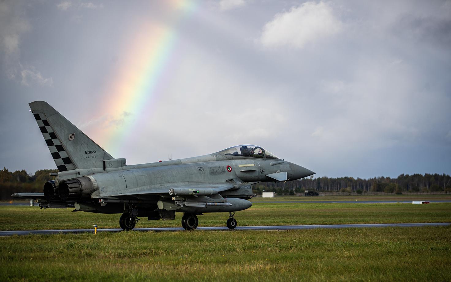 Leedust kaitsevad Balti riikide õhuruumi praegu Itaalia õhujõud hävitajatega Eurofighter Typhoon.