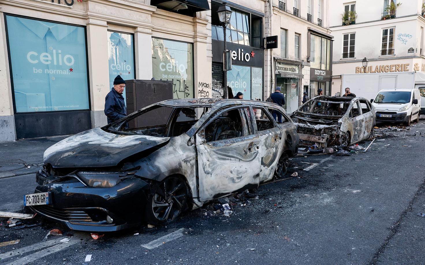 Meeleavaldustes ja rüüstamises purustatud autod ja poed Pariisis.