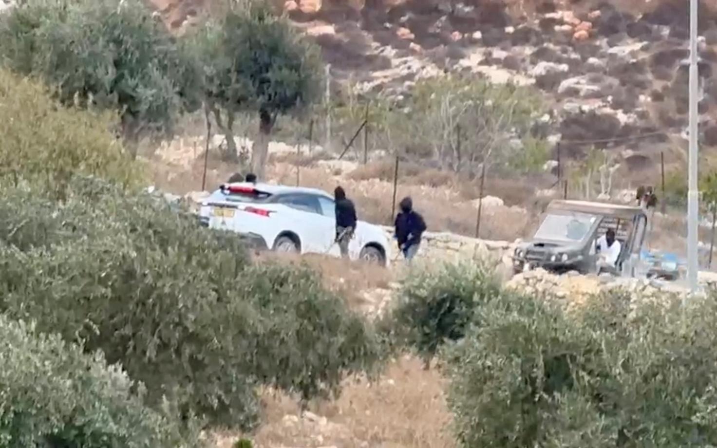 Израильские поселенцы в масках нападают на автомобиль с европейскими дипломатами.