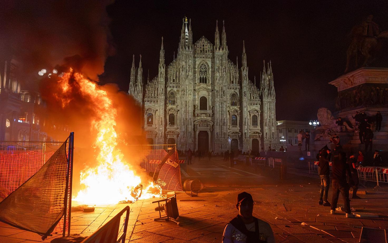 Rahutused Milano toomkiriku ees oktoobris.