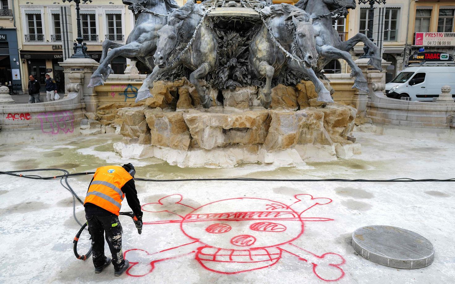 Linnavalitsuse töötaja eemaldab Lyonis Place des Terreaux’ väljakul purskkaevult grafitit