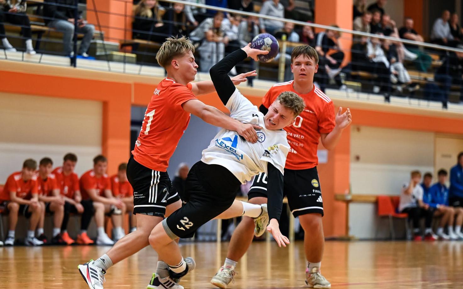 HC Viimsi (valges) ja SK Tapa (oranžis)