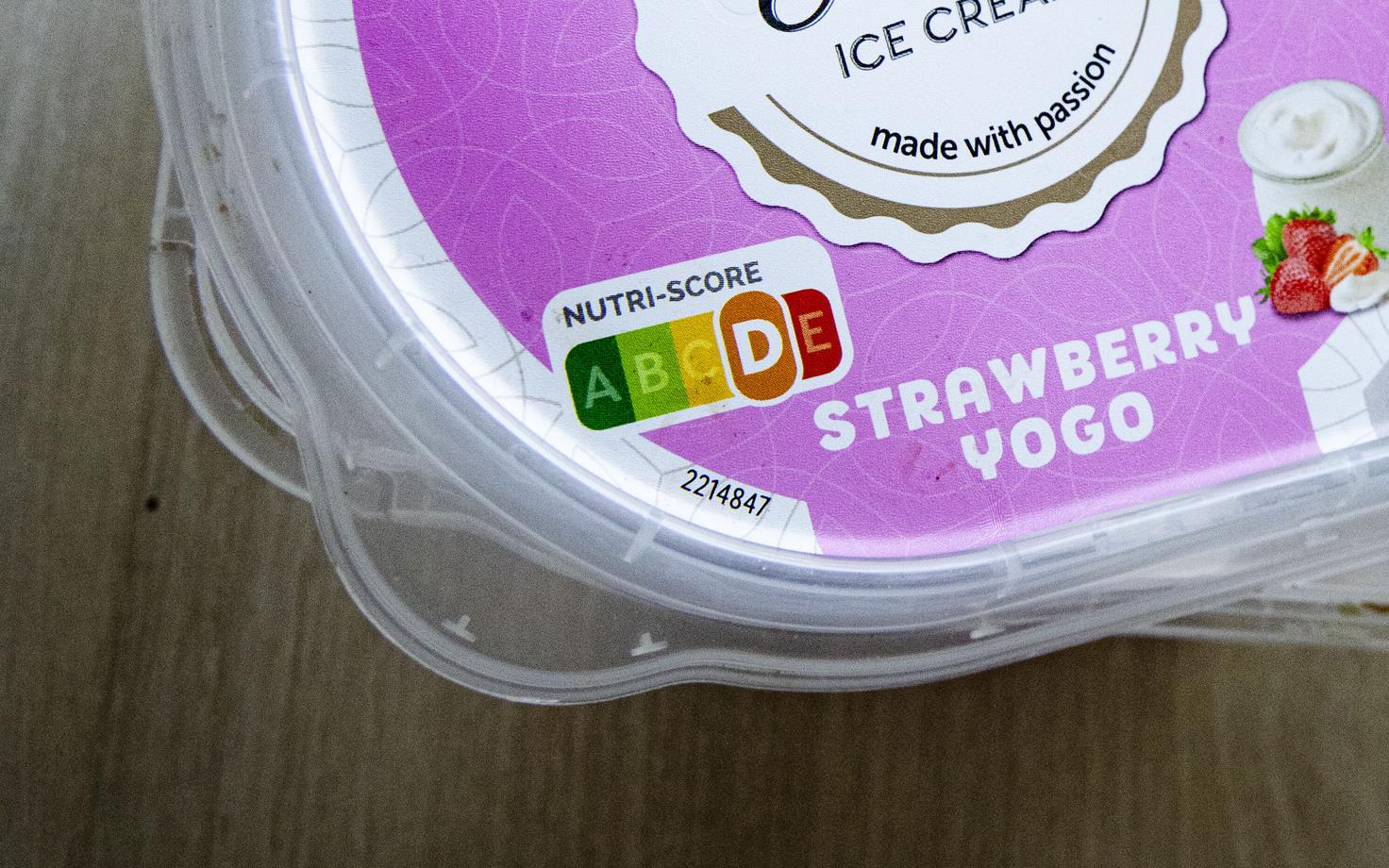 A color-coded Nutri-Score label on a container of ice cream.