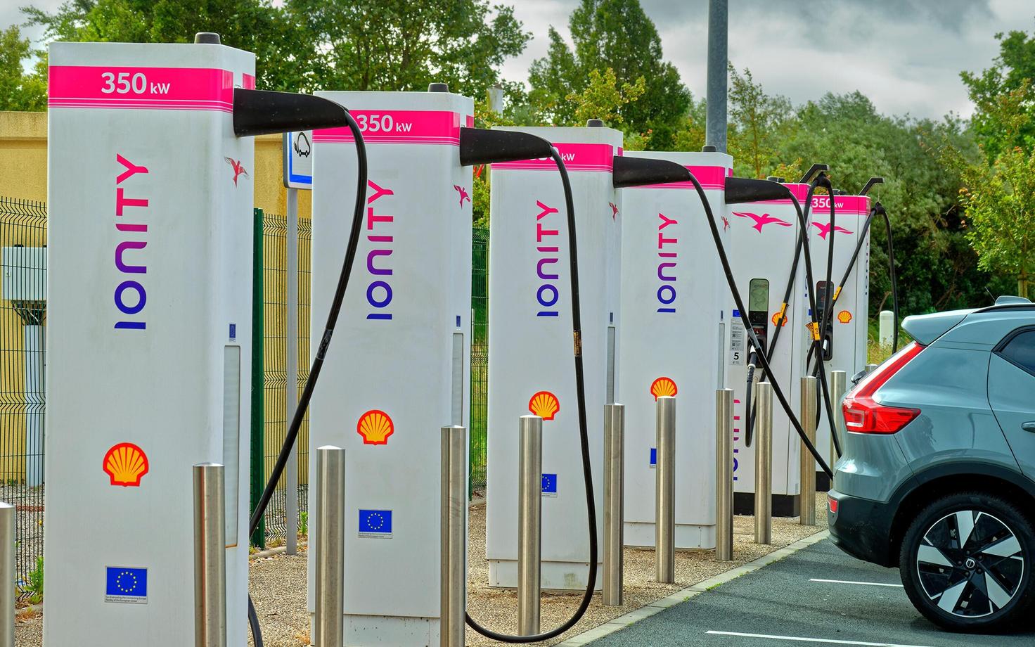 Elektriautode laadimisala Shelli teenindusjaamas.
