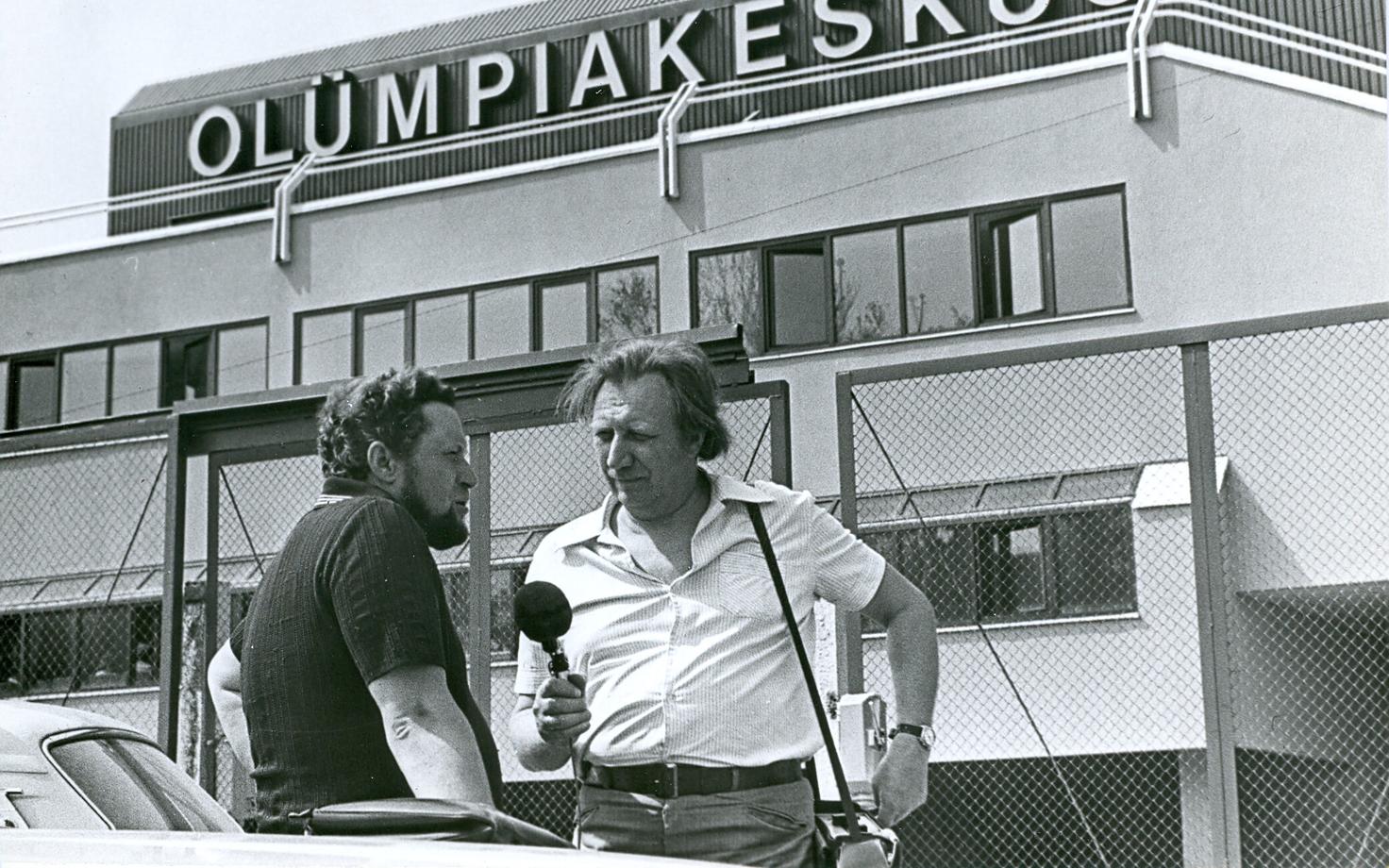 Leho Männiksoo 1980. aastal Sulev Roosmaad intervjueerimas.