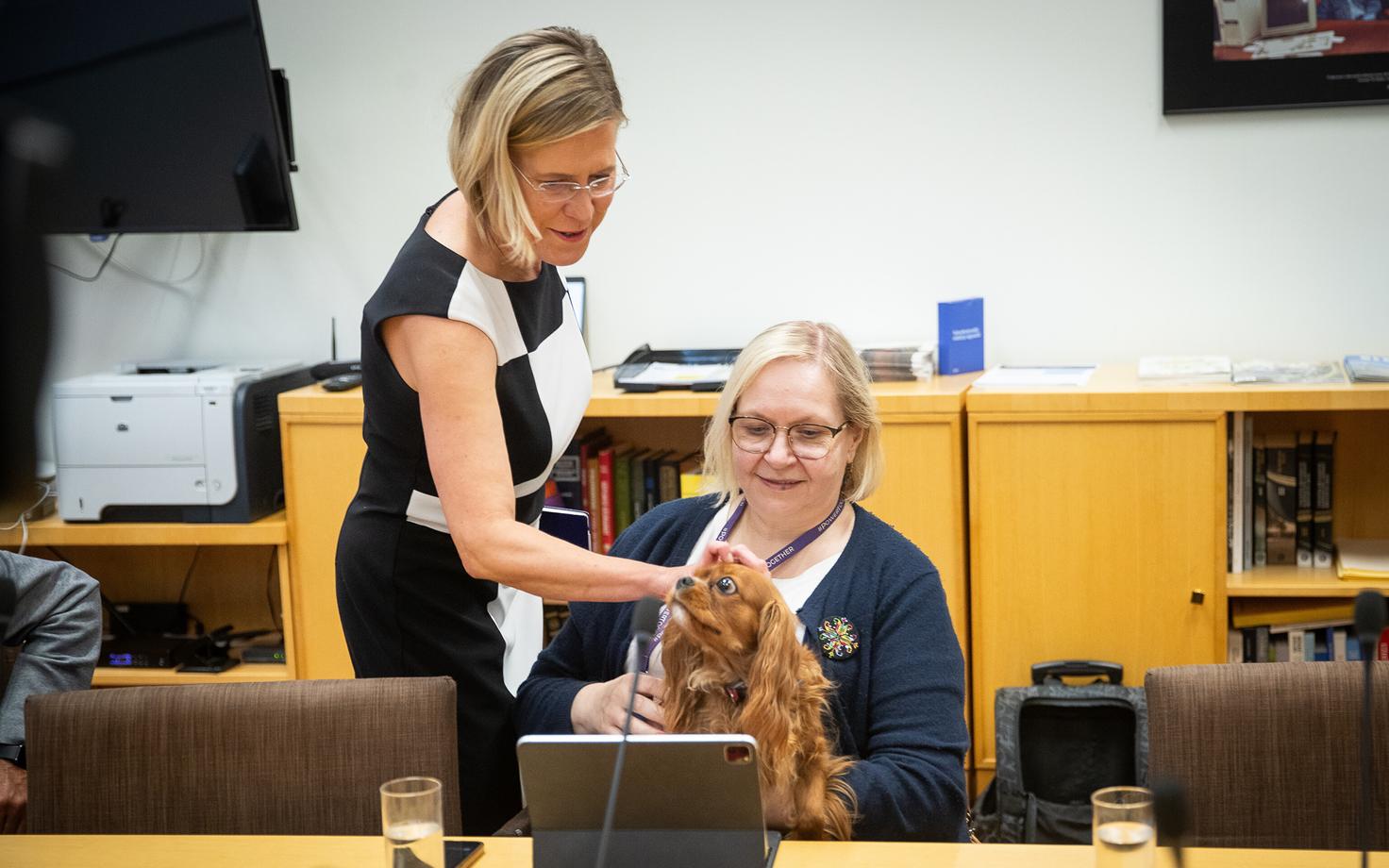 Ülle Madise pärast presidendiks kandideerimisest teatamist Reformierakonna saadikutega, seal hulgas Maris Lauriga kohtumas