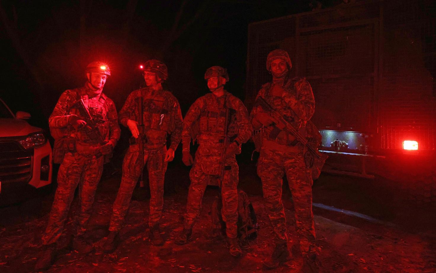 13. brigaadi Hartia sõdurid suunduvad lahingupositsioonidele